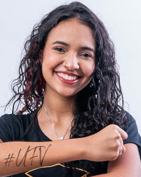 Maria Clara de Abreu Valente, aprovação em Pedagogia (UFV)