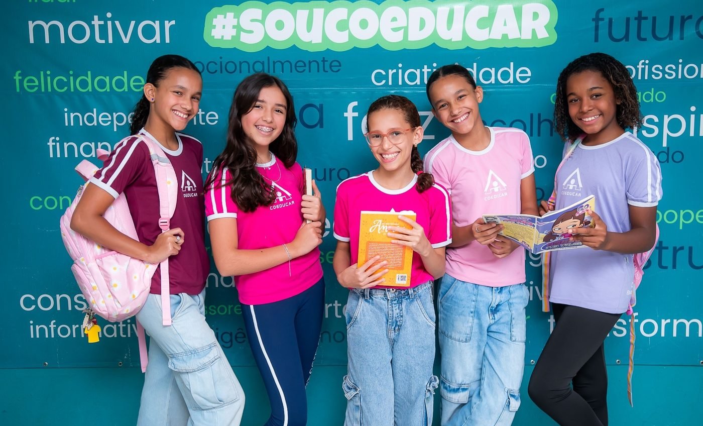 Alunas do Colégio Coeducar sorrindo juntas