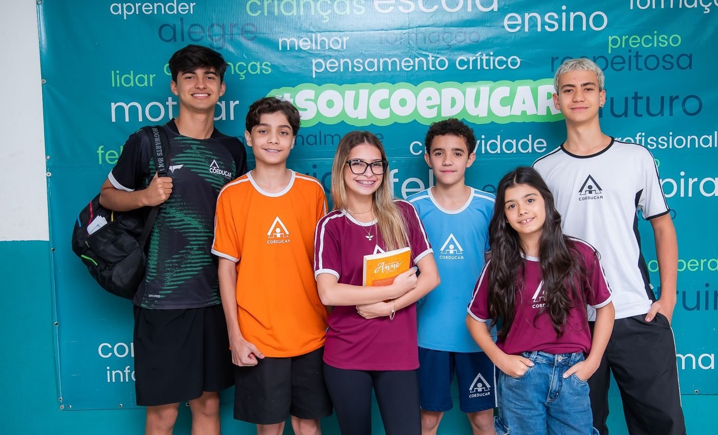 Estudantes do Colégio Coeducar em frente ao painel #SouCoeducar