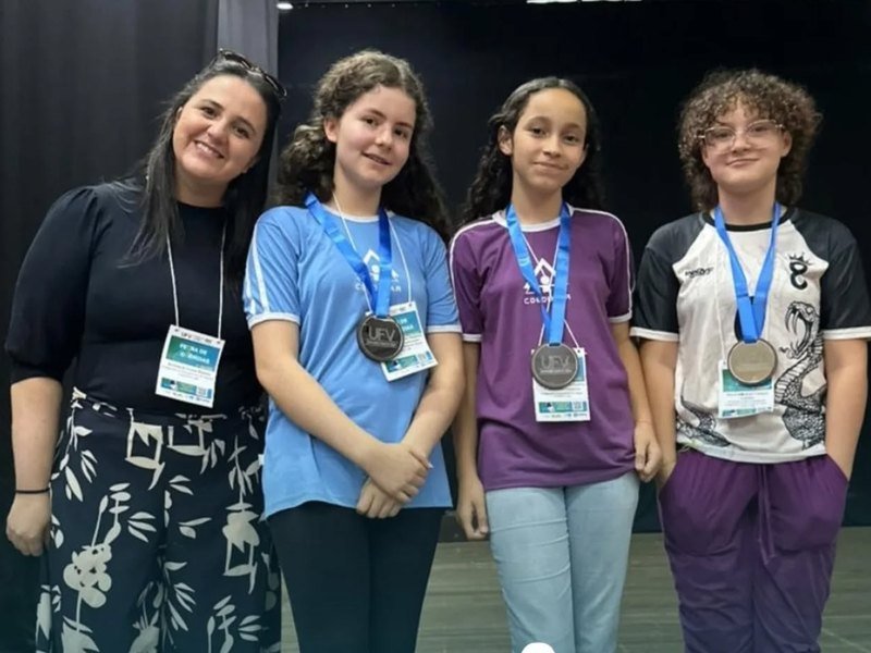 Medalhistas do Colégio Coeducar na Feira de Ciências da UFV