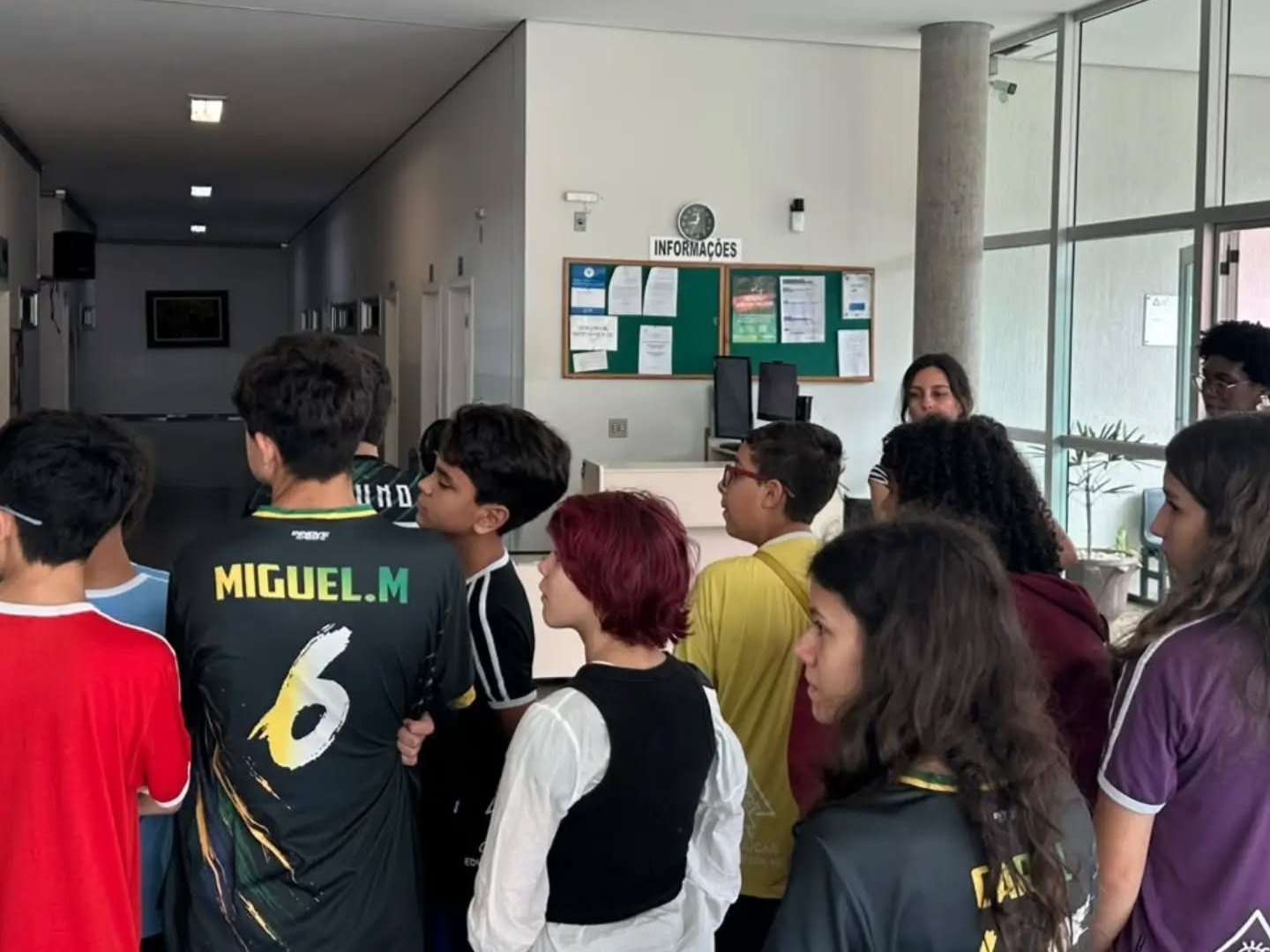Estudantes do Fundamental II conhecendo o espaço do CEJUSC de Viçosa