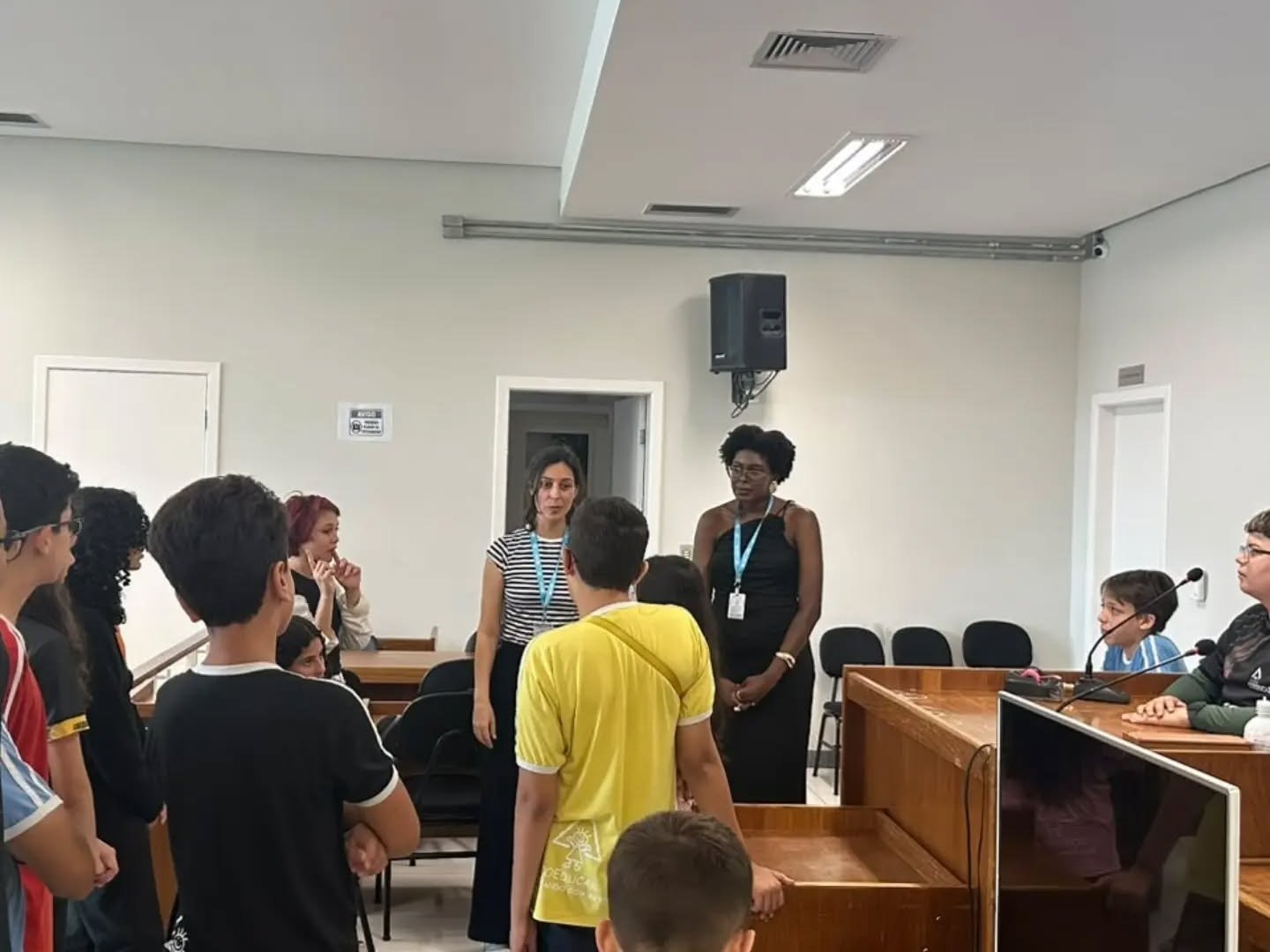 Alunos do 7º e 9º anos ouvindo como funciona a mediação de conflitos