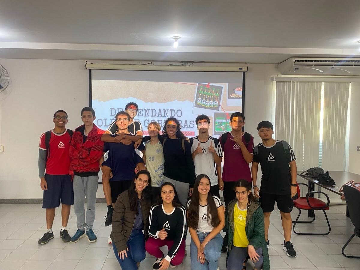 Alunos do 3º ano do Ensino Médio do Coeducar em atividade prática de Química, em junho de 2026